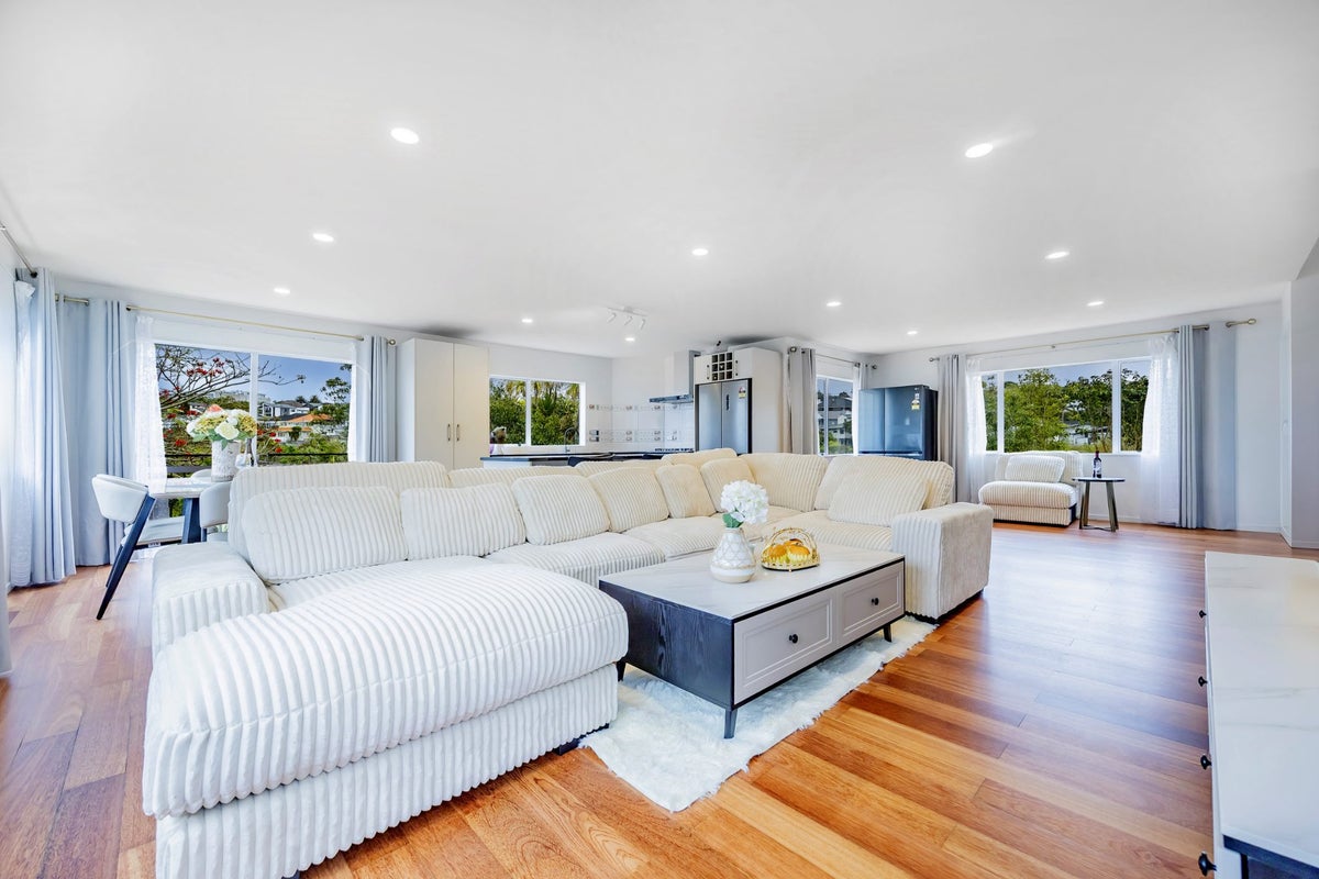 26A Kiteroa Terrace, Rothesay Bay, Auckland - Carousel 1
