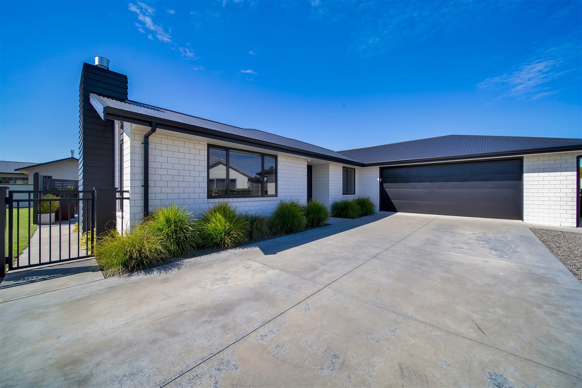 4 Gleneagles Way, Waiwhakaiho, New Plymouth - Carousel 1