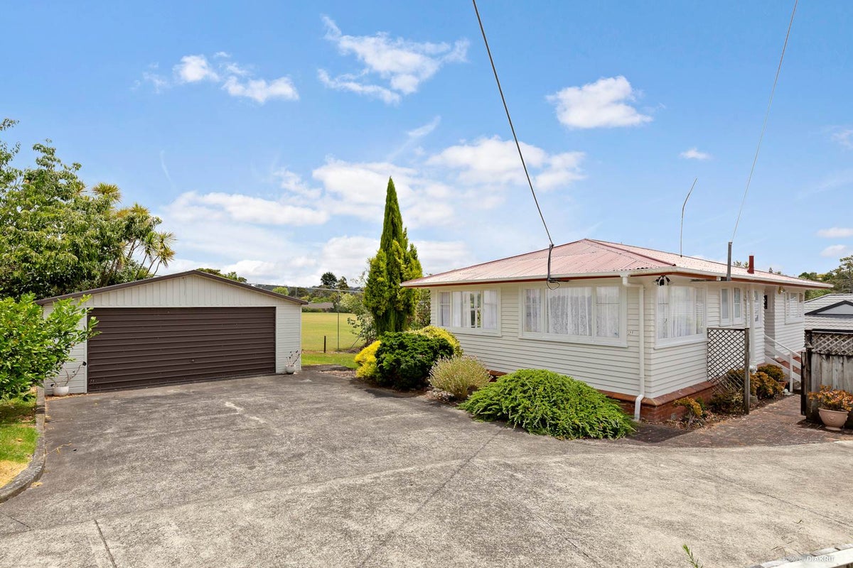 21 Cliff View Drive, Green Bay, Auckland - Carousel 1