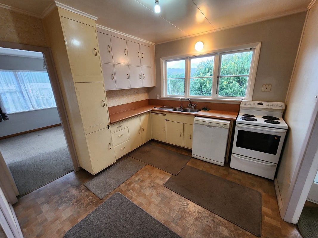 31 Victory Crescent, Tawa, Wellington - Carousel 2