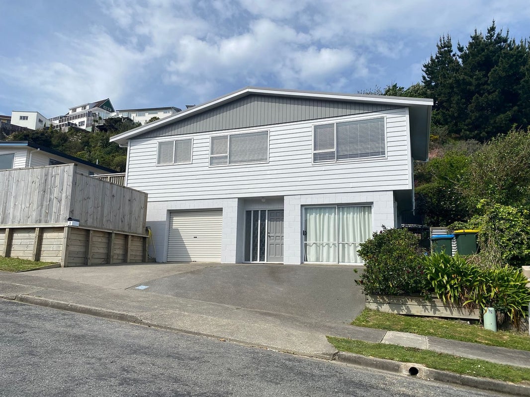 8 Findhorn Place, Papakowhai, Porirua - Carousel 1