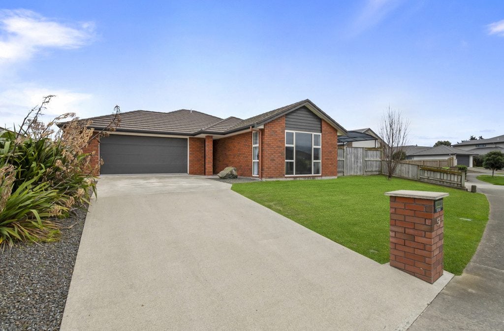 32 Oak Crescent, Ashhurst, Ashhurst - Carousel 1