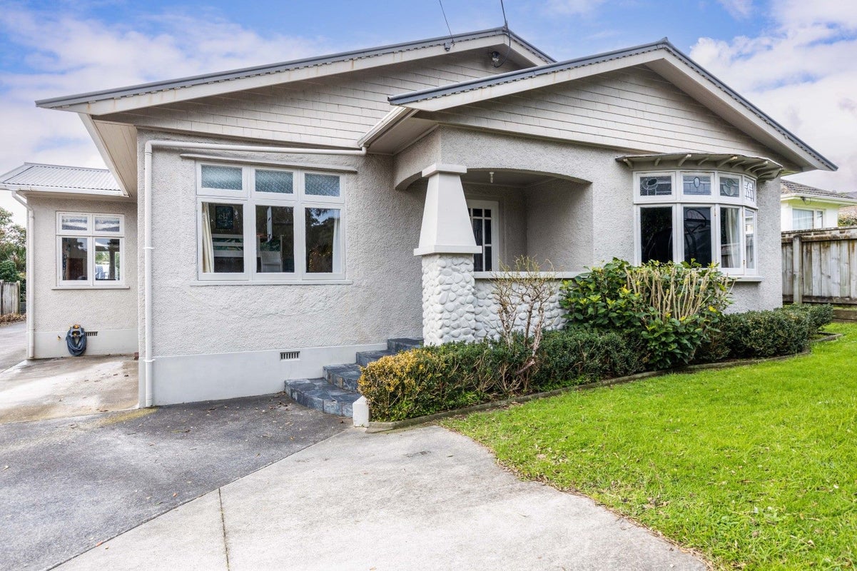 9 Peace Avenue, Moturoa, New Plymouth - Carousel 1