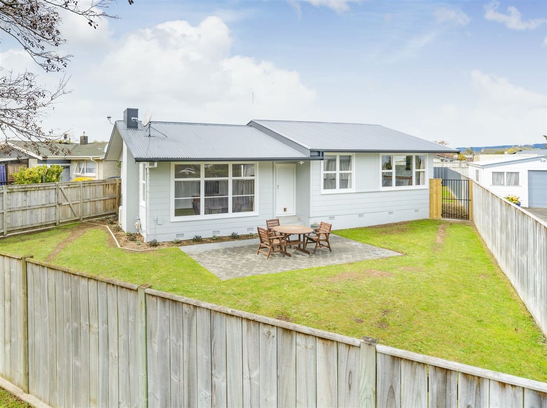 77 Apollo Parade, Milson, Palmerston North - Carousel 1