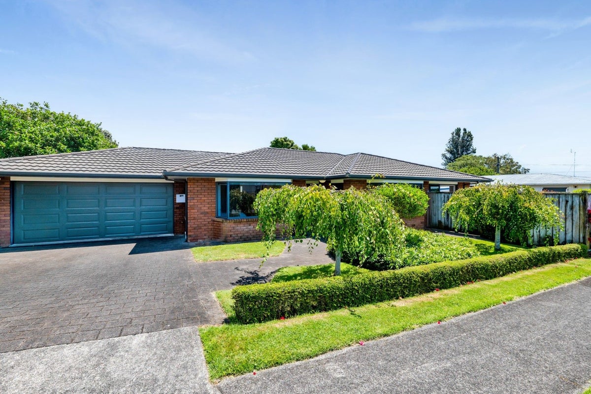 6 Kellyville Heights, Merrilands, New Plymouth - Carousel 1