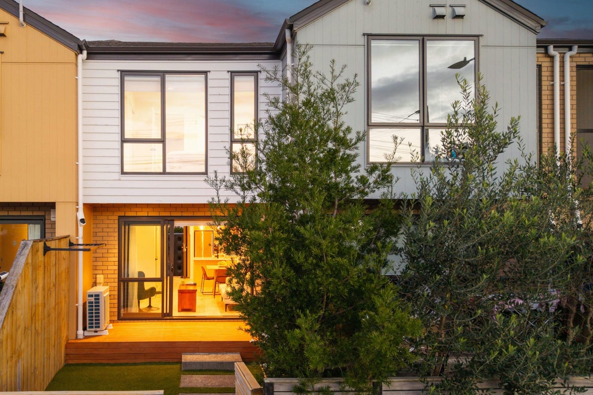 5/1A Royal View Road, Te Atatu South, Auckland - Carousel 1
