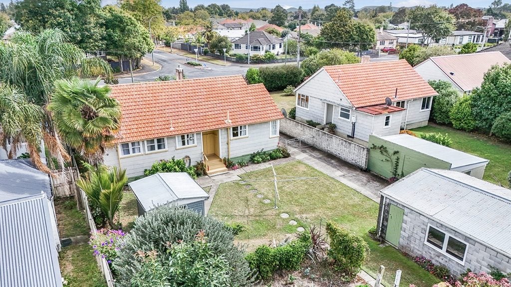 1070 Heaphy Terrace, Fairfield, Hamilton - Carousel 1