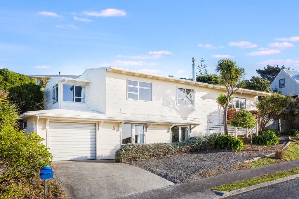5 Tuna Terrace, Titahi Bay, Porirua - Carousel 1