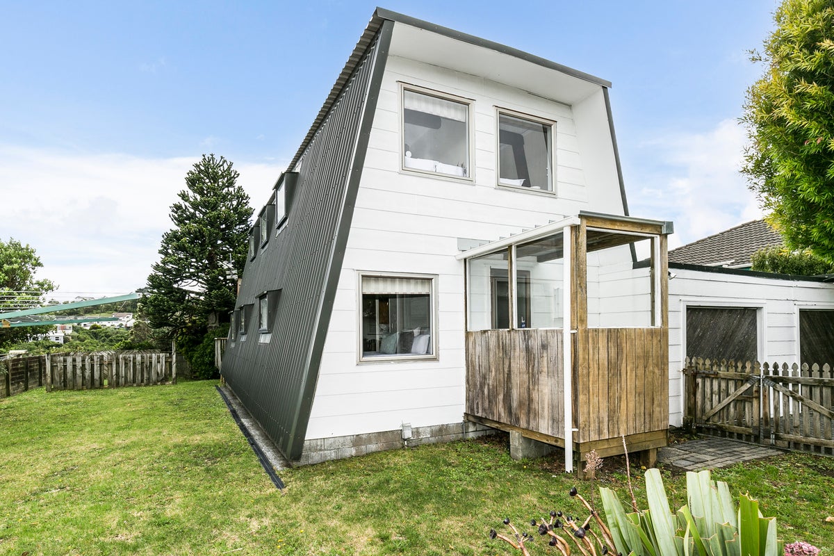 14 Pauline Way, Paparangi, Wellington - Carousel 1