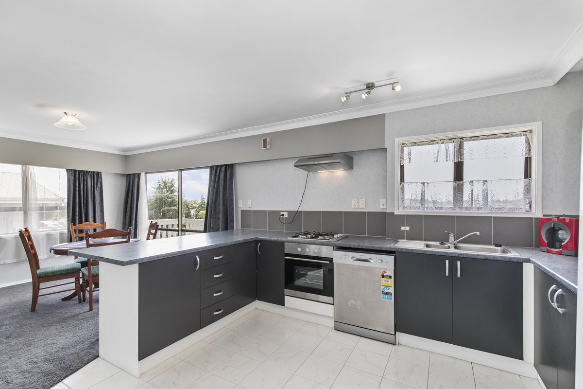 47 Resthill Crescent, Glenview, Hamilton - Carousel 2