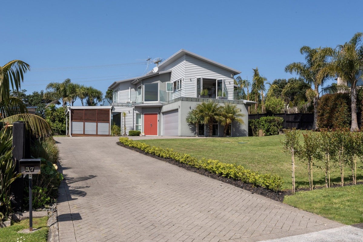 37 Liberty Crescent, Beachlands, Auckland - Carousel 1