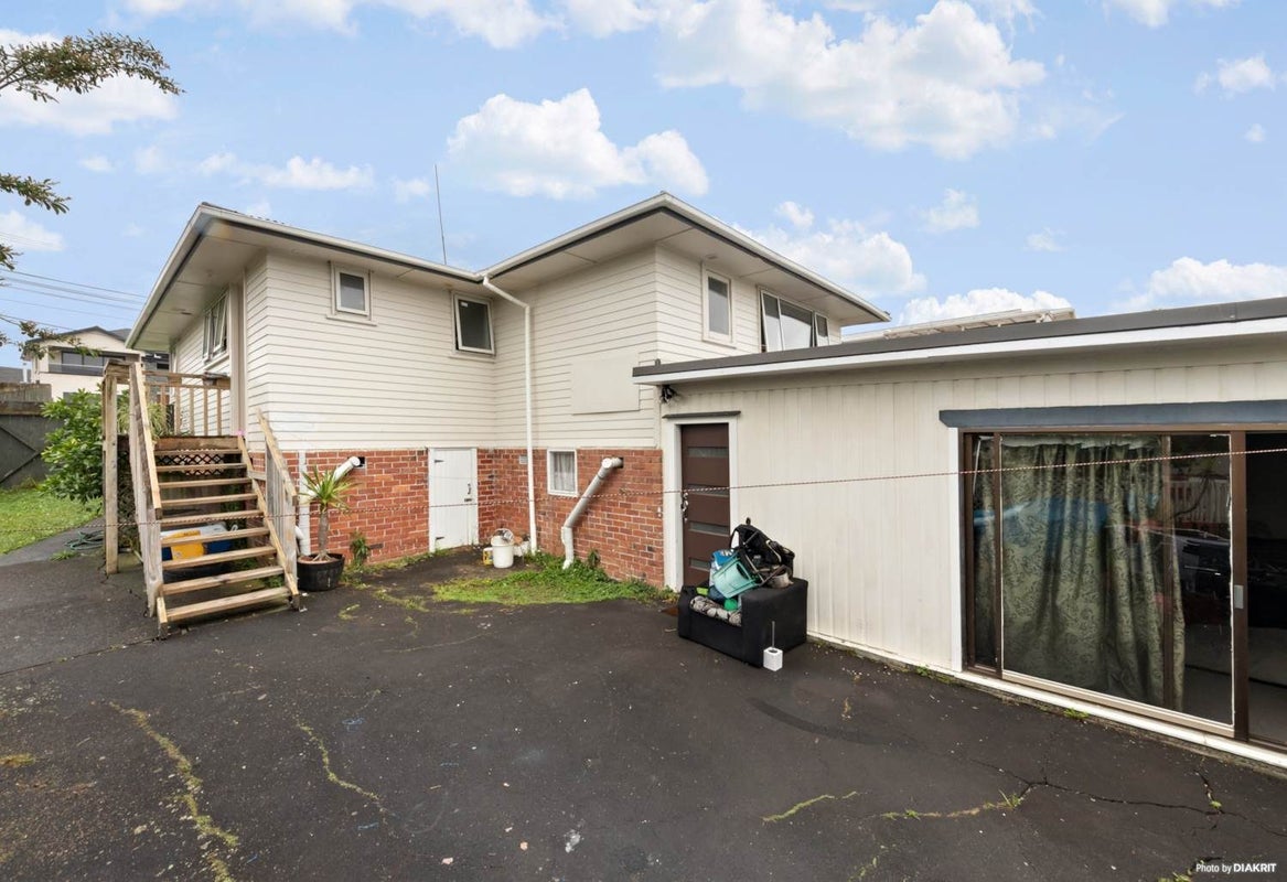 37 Amberley Avenue, Te Atatu South, Auckland - Carousel 2