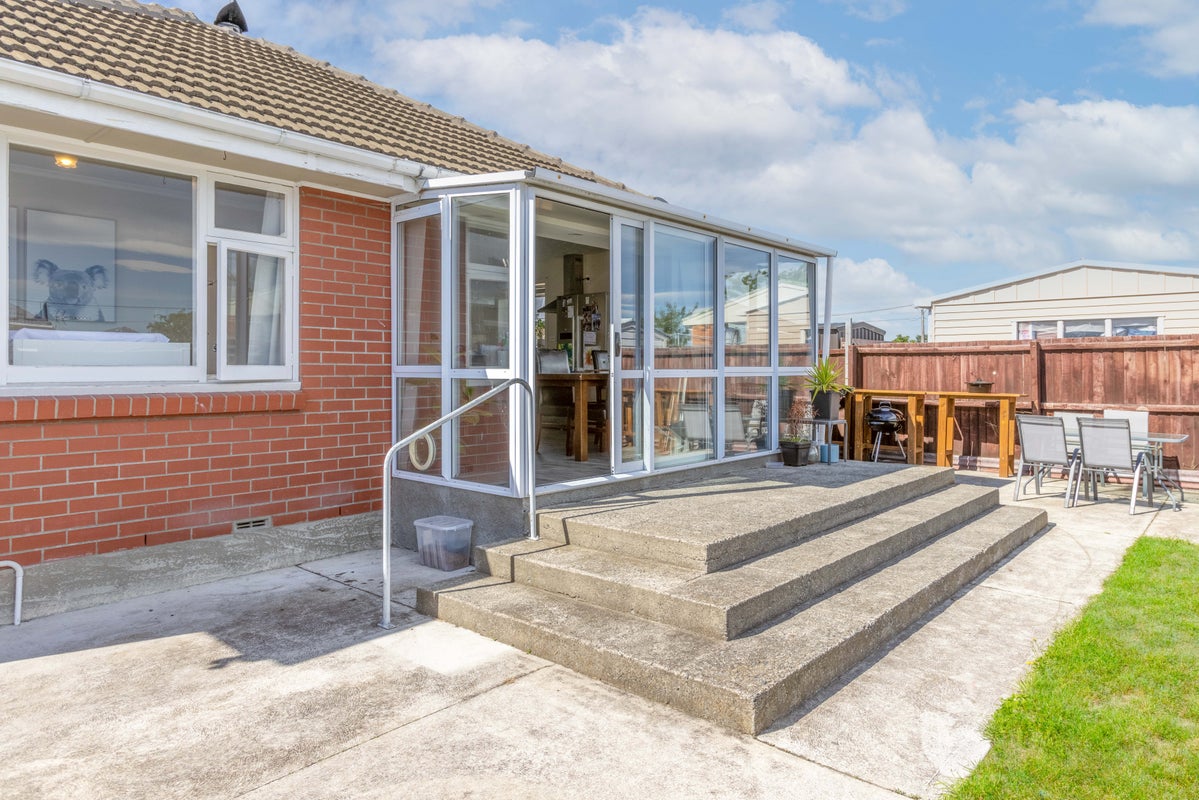 15 Sandown Crescent, Aranui, Christchurch - Carousel 2