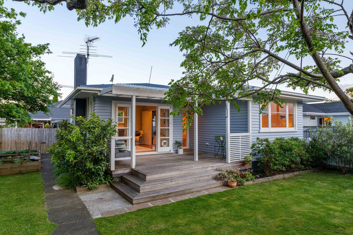 26 Kawiti Avenue, Point England, Auckland - Carousel 1