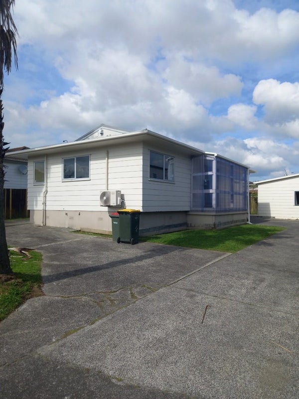 6 Balwyn Place, Clendon Park, Auckland - Carousel 1