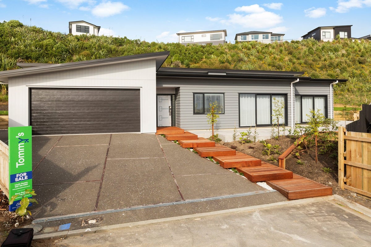 41 Ken Douglas Drive, Aotea, Porirua - Carousel 1