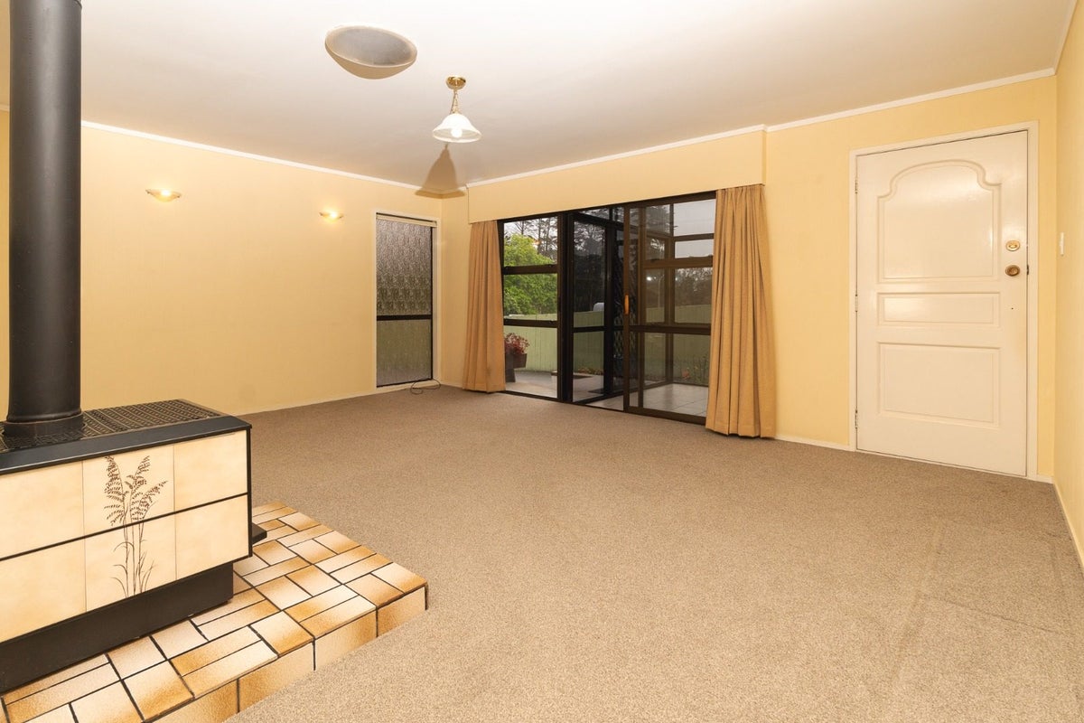 2/4 Bishop Street, Green Bay, Auckland - Carousel 1