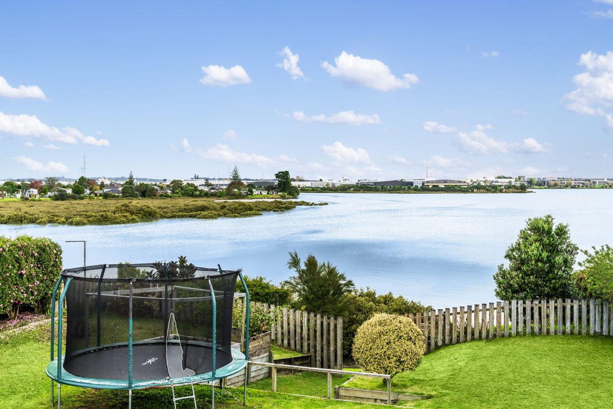 60 Aurea Avenue, Pakuranga, Auckland - Carousel 1