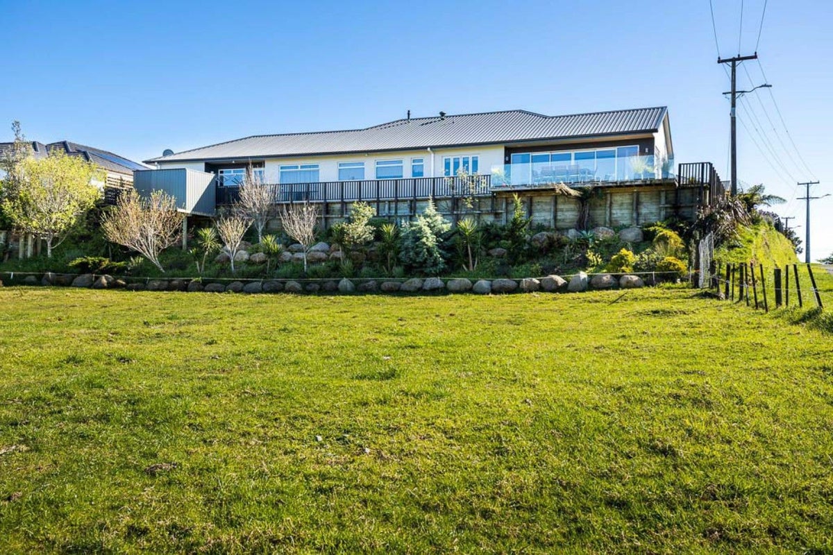 1A Tupuhi Place, Highlands Park, New Plymouth - Carousel 45