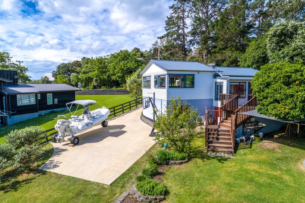 431 Sea View Road, Onetangi, Waiheke Island - Carousel 1