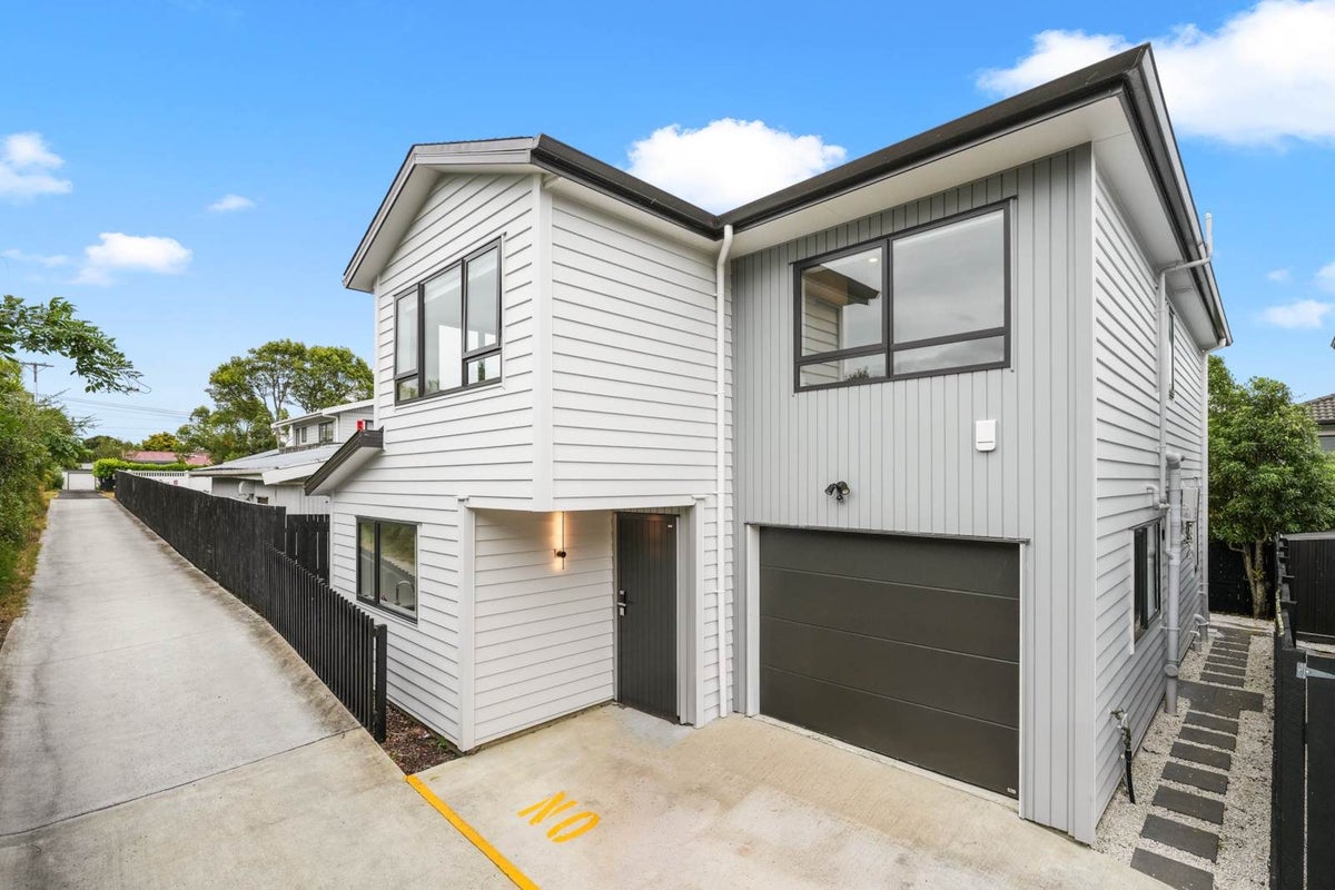 15A Koromiko Street, New Lynn, Auckland - Carousel 1