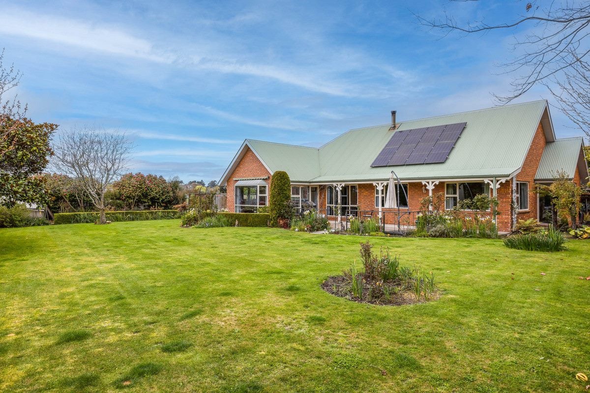 17 Littles Lane, Woodend, Woodend - Carousel 1