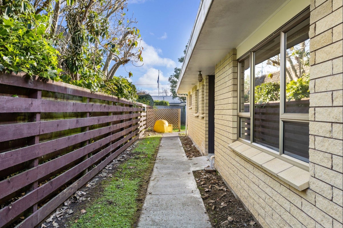 31 Akaroa Avenue, Awapuni, Palmerston North - Carousel 23