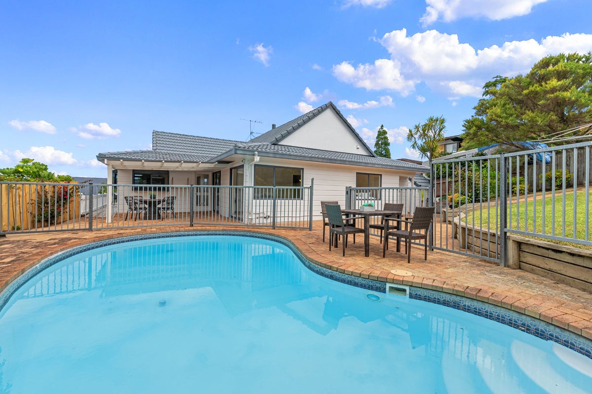 129 Stapleford Crescent, Browns Bay, Auckland - Carousel 1