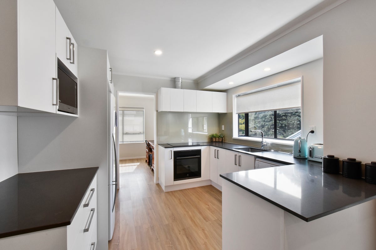 9 Deodar Place, Totara Heights, Auckland - Carousel 2