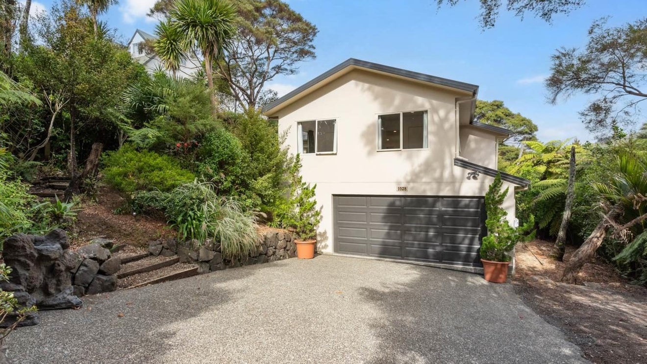 1028 Scenic Drive North, Swanson, Auckland - Carousel 1
