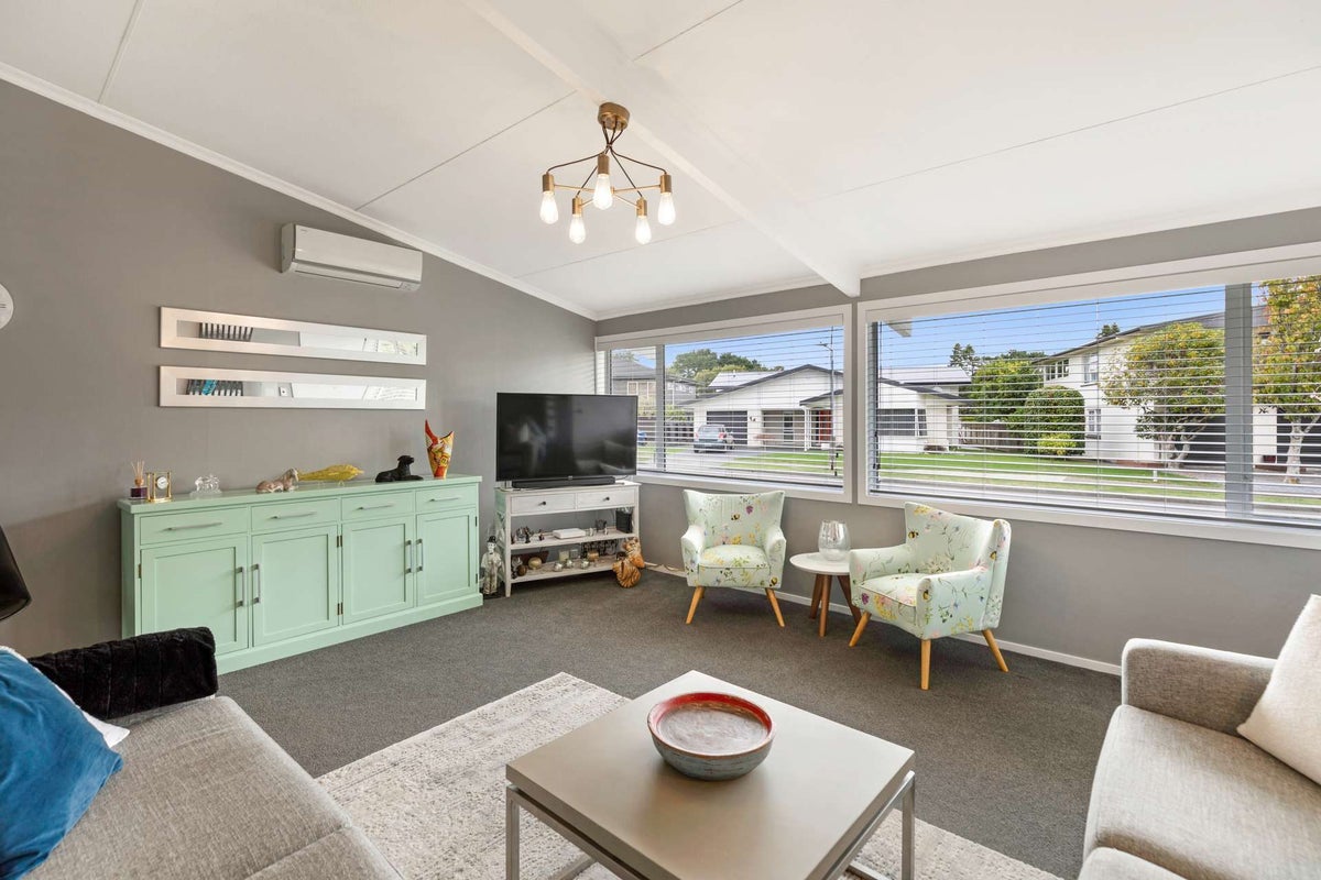 11 Opawa Place, Terrace End, Palmerston North - Carousel 1