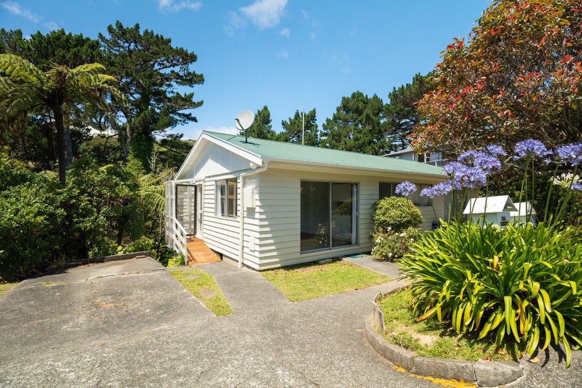 16A Glen Alton Avenue, Paparangi, Wellington - Carousel 1