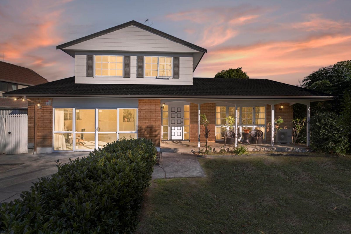 6 Voltaire Court, Botany Downs, Auckland - Carousel 1