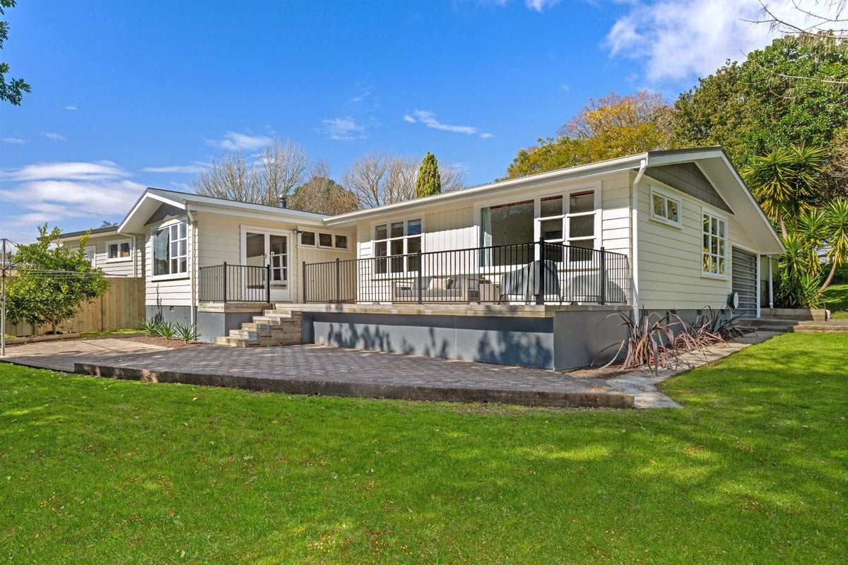2 Marian Drive, Inner Kaiti, Gisborne - Carousel 1
