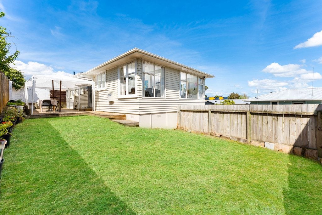 8A Harrington Road, Henderson, Auckland - Carousel 1