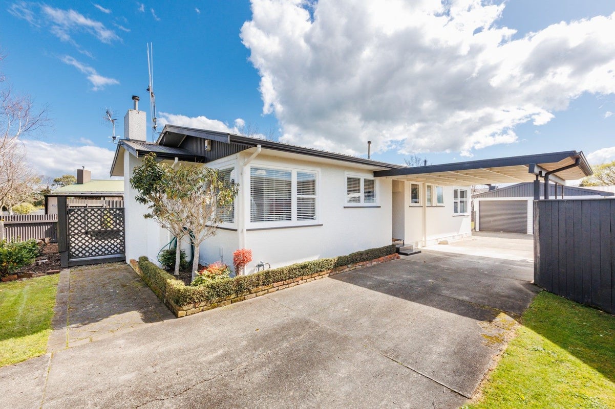 8 Catlins Crescent, Milson, Palmerston North - Carousel 1