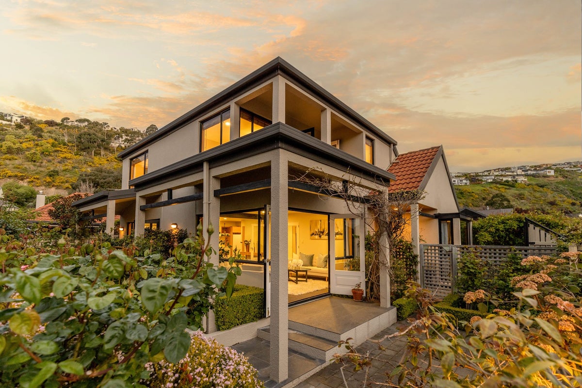 1/11 Basil Place, Mount Pleasant, Christchurch - Carousel 2