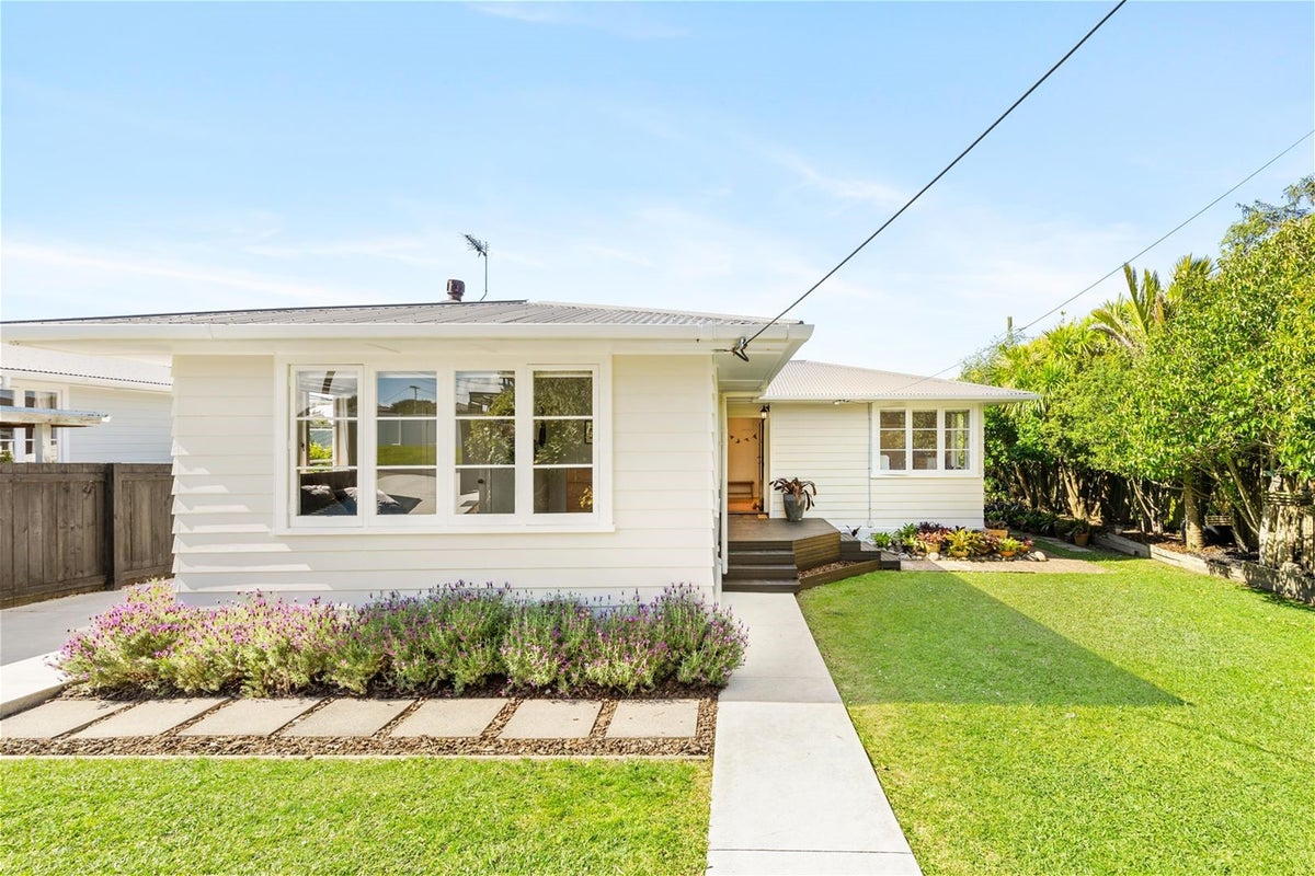 1/10 Neil Avenue, Te Atatū Peninsula, Auckland - Carousel 20