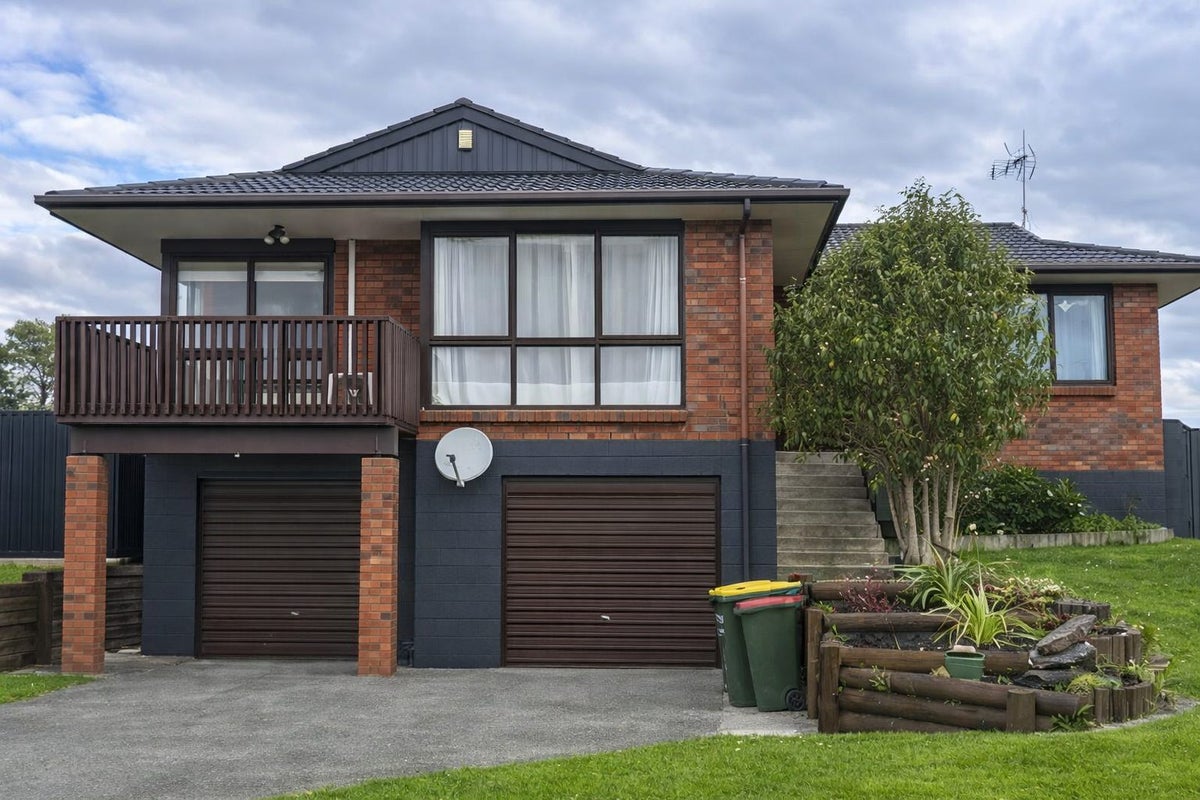 3 Elrita Place, Conifer Grove, Takanini - Carousel 1