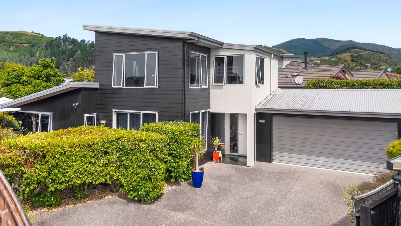 6 Cambria Gardens, The Wood, Nelson - Carousel 1
