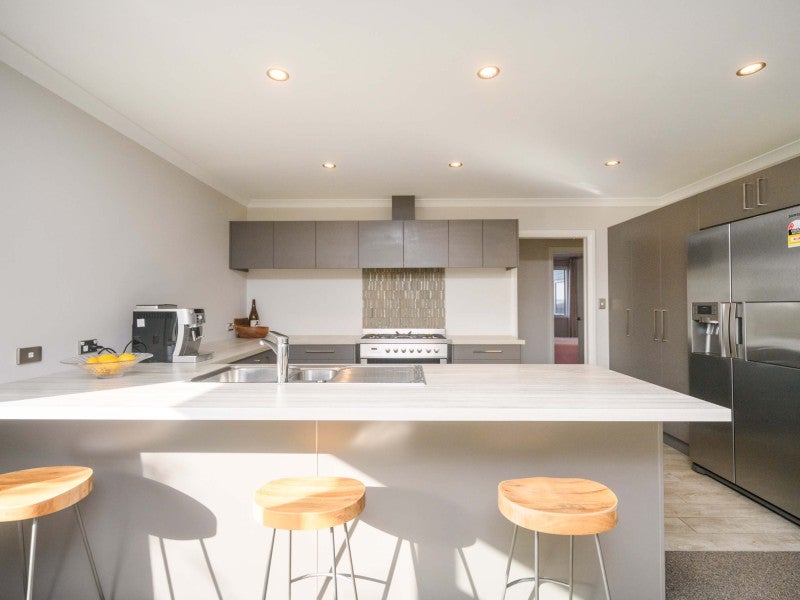 8 Silkwood Place, Fitzherbert, Palmerston North - Carousel 2