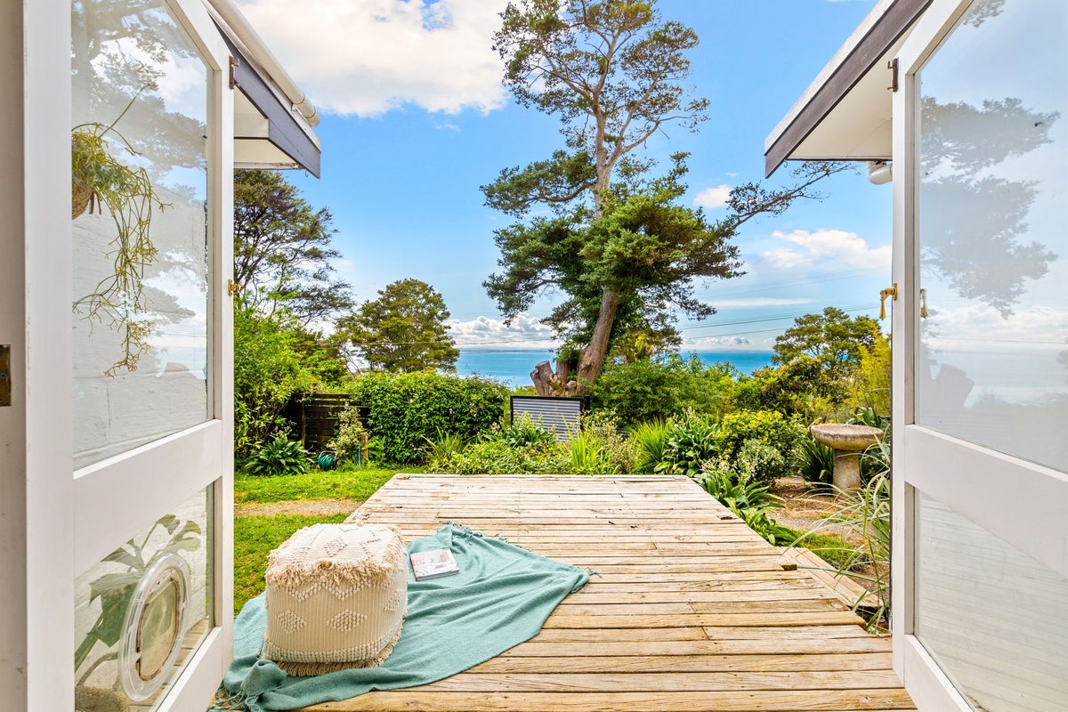 29 Kauri Point Road, Laingholm, Auckland - Carousel 1