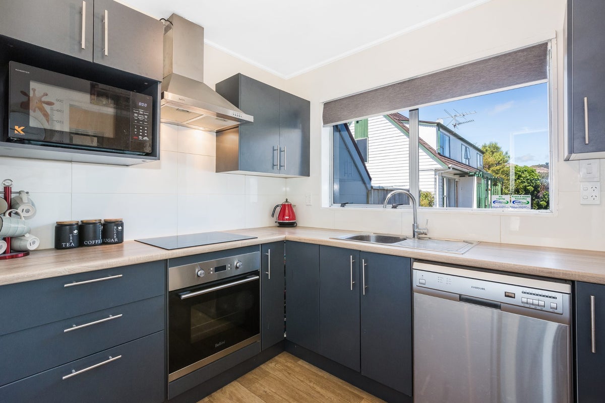 6/65 ARARINO ST, TRENTHAM, UPPER HUTT - Carousel 1