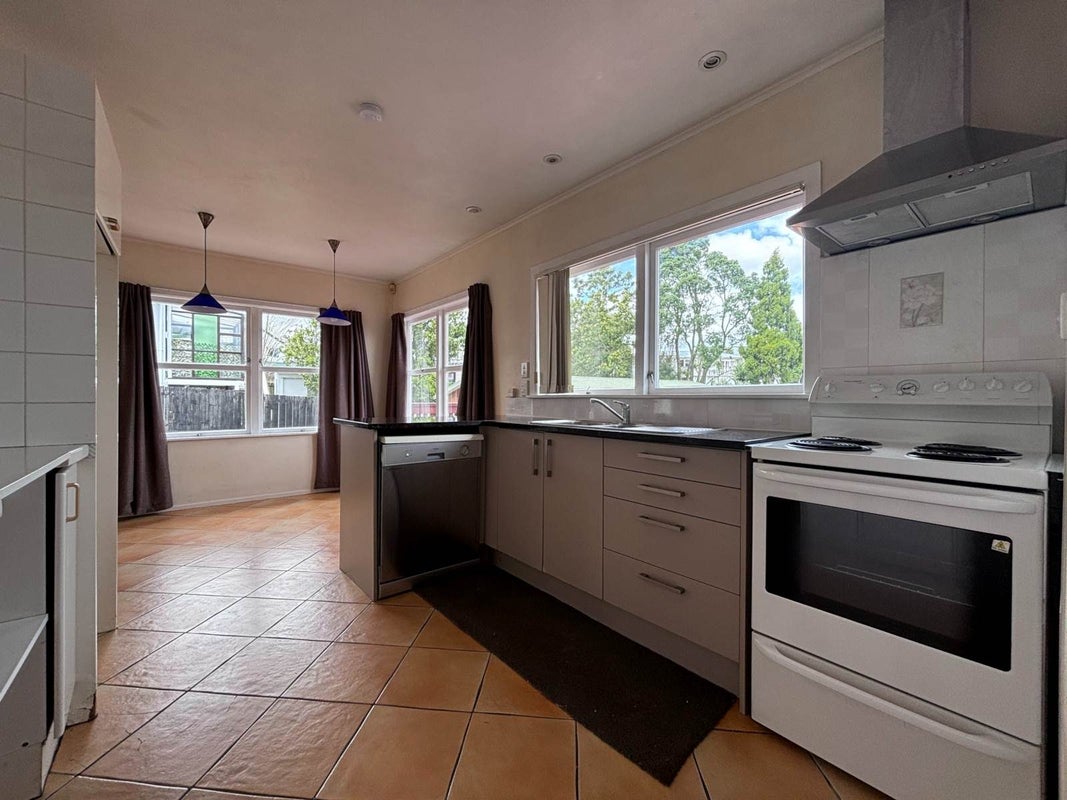 1/8 Quiet Street, Te Atatu South, Auckland - Carousel 2