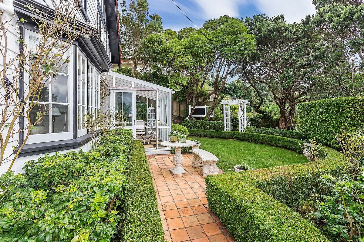 2 Cluny Avenue, Kelburn, Wellington - Carousel 2