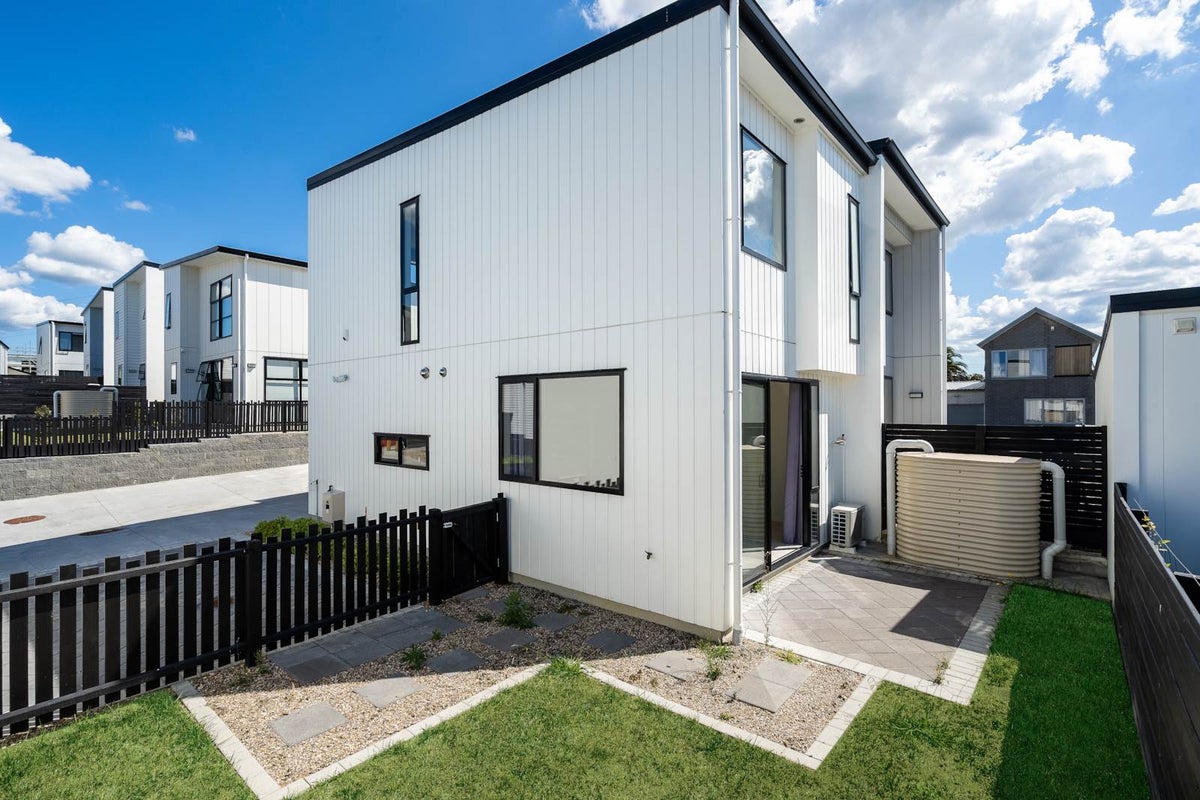 28 Tihema Lane, Westgate, Auckland - Carousel 1
