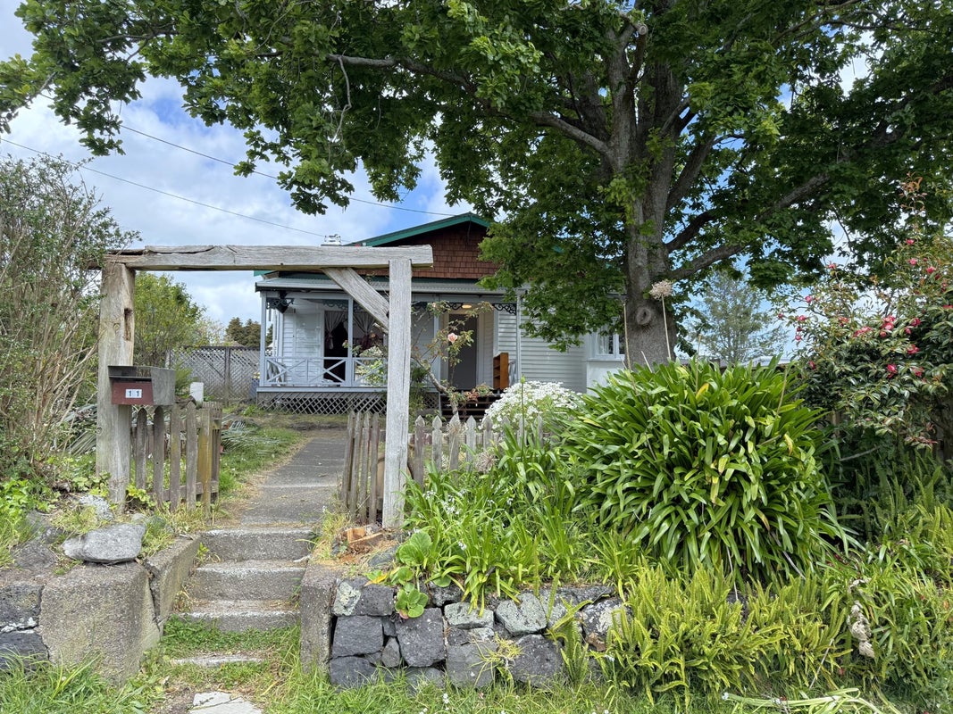 11 Clayburn Road, Glen Eden, Auckland - Carousel 2