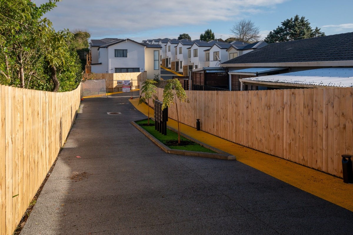 9/116 Colwill Road, Massey, Auckland - Carousel 17
