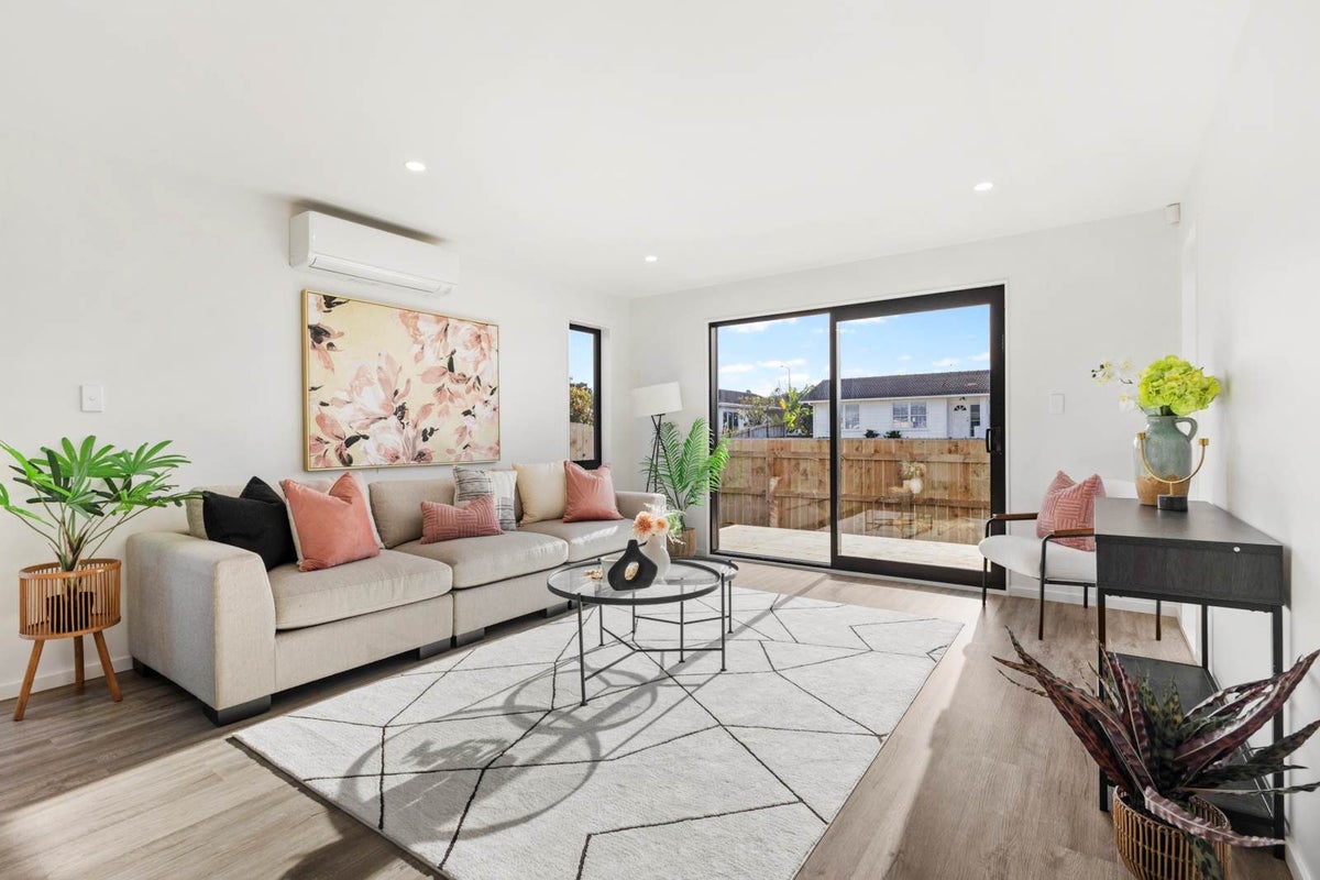 2 Desford Place, Mangere, Auckland - Carousel 2