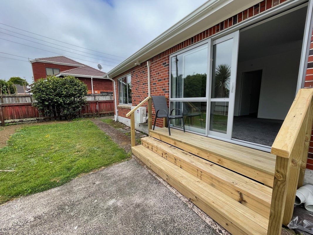 96 Owairaka Avenue, Mount Albert, Auckland - Carousel 1